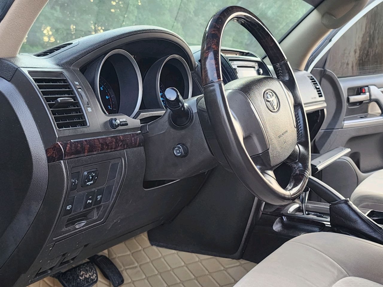 Toyota Land Cruiser - Image 11