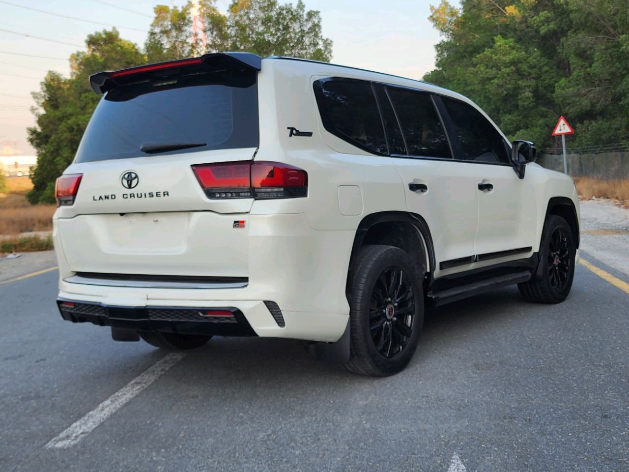 Toyota Land Cruiser - Image 10