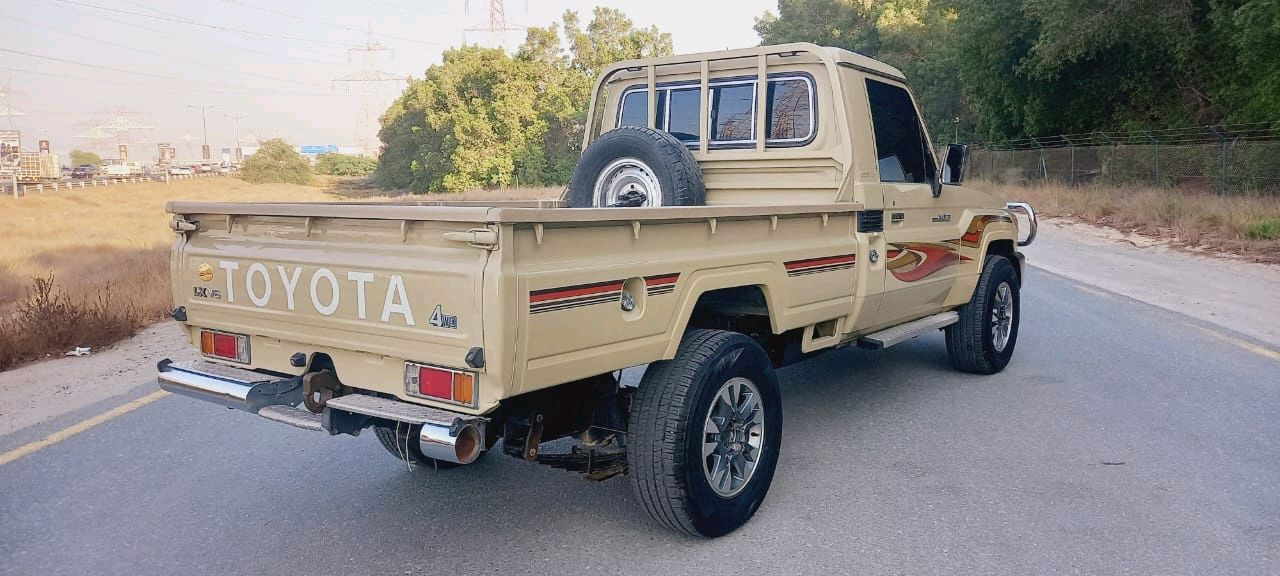 Toyota Land Cruiser - Image 9