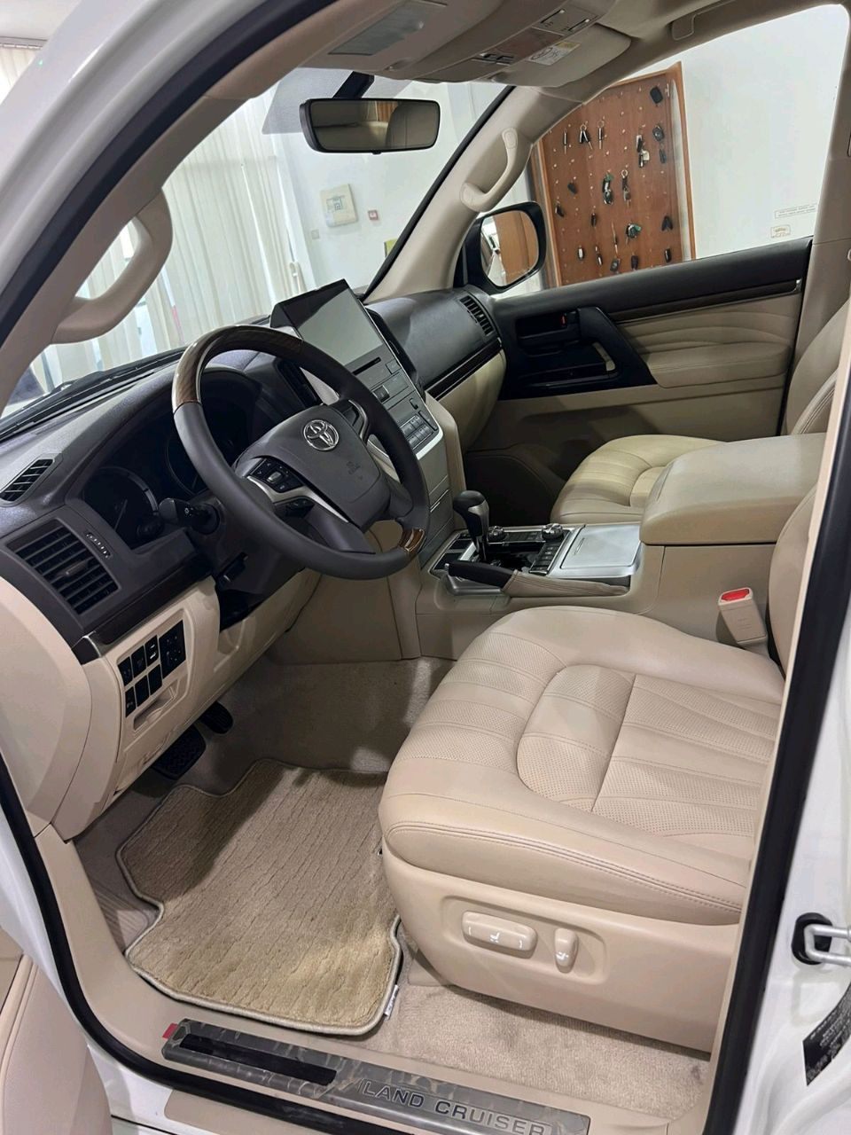Toyota Land Cruiser - Image 11