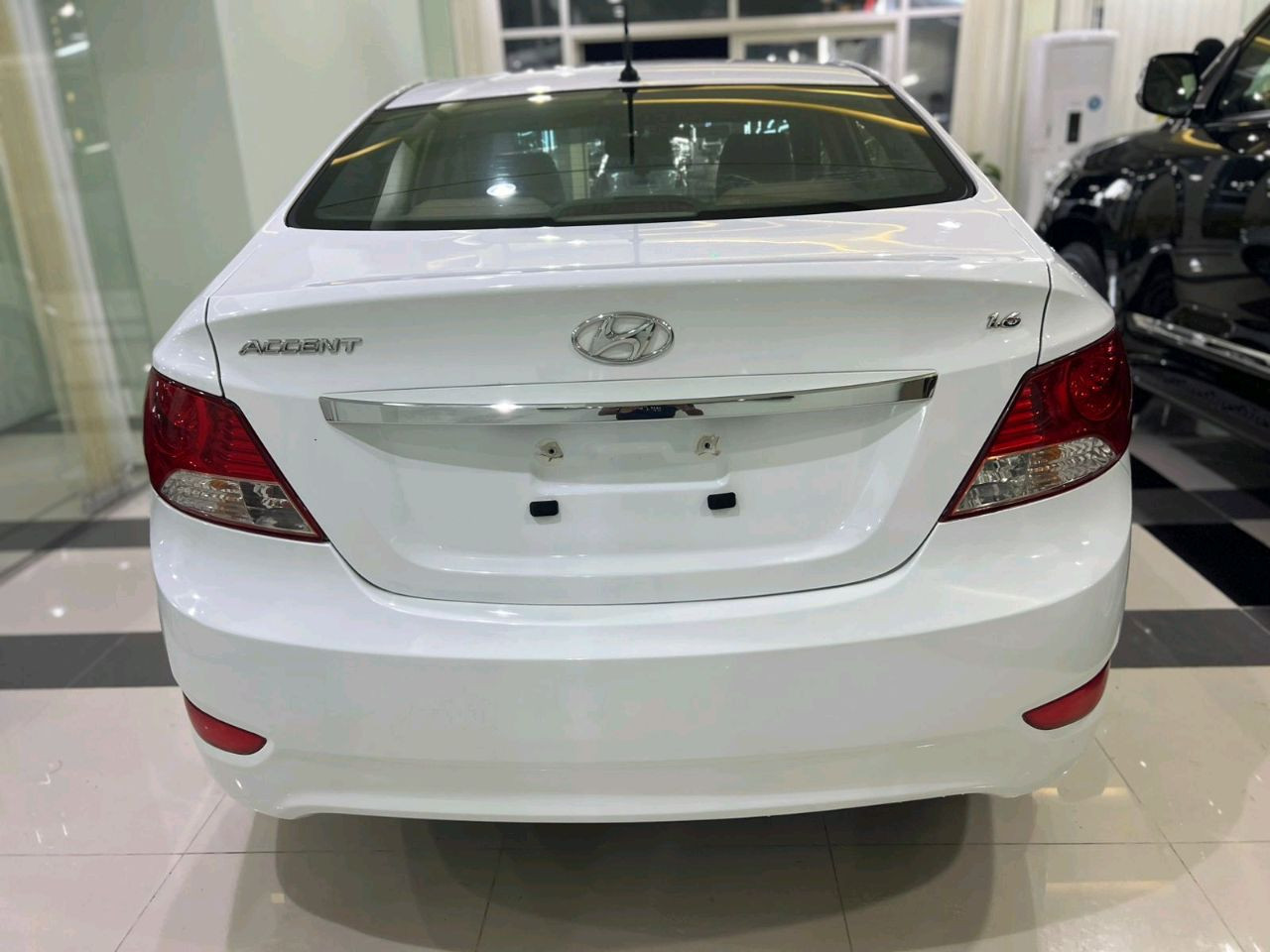 Hyundai Accent - Image 8