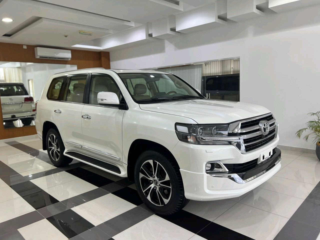 Toyota Land Cruiser - Image 7