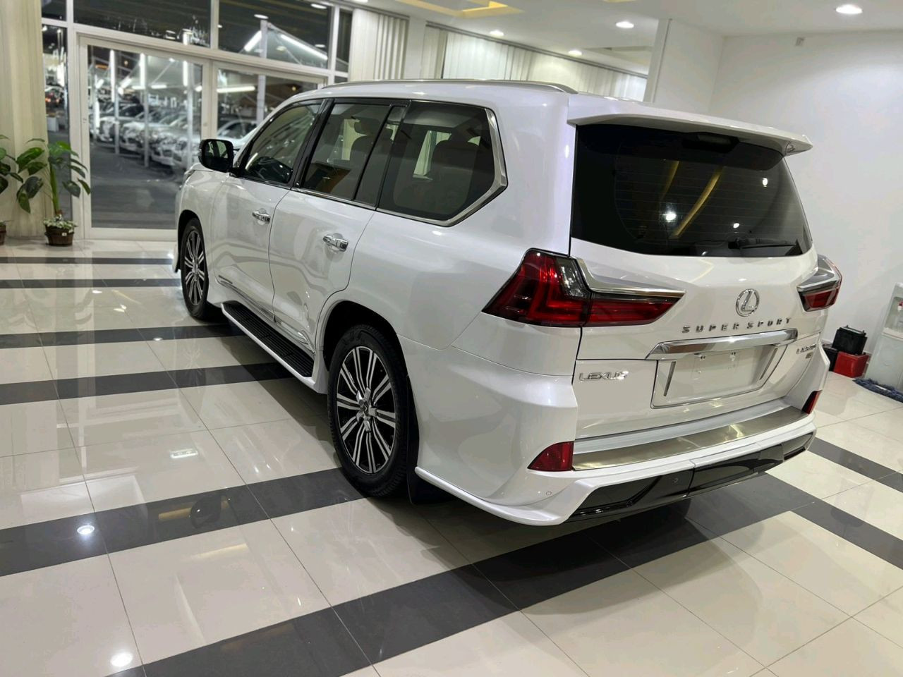 Lexus LX-Series - Image 10