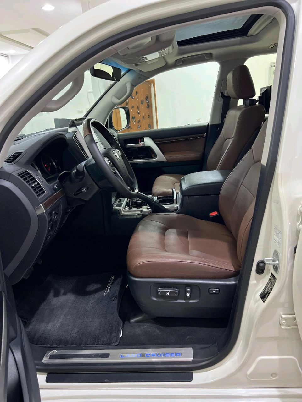 Toyota Land Cruiser - Image 5