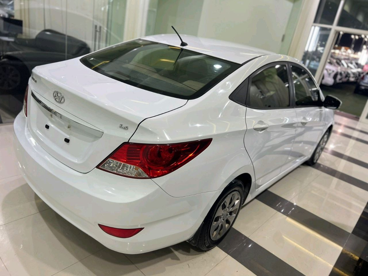 Hyundai Accent - Image 6