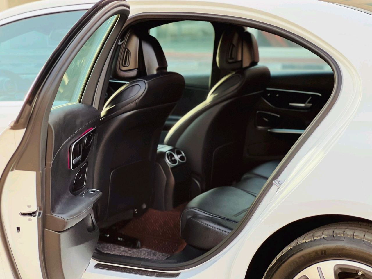 Mercedes Benz C-Class - Image 4