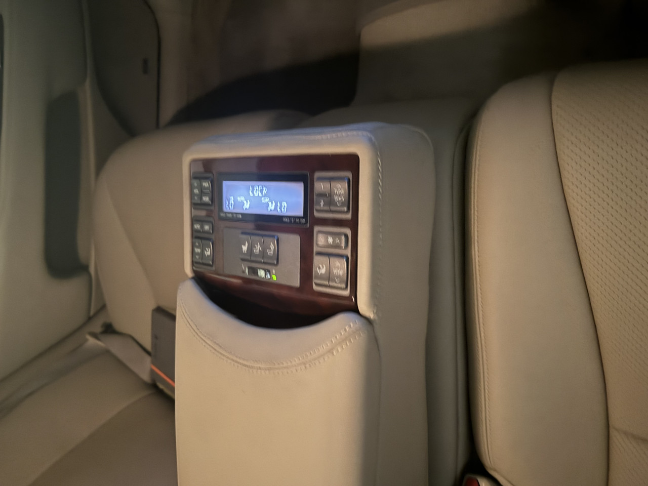 Lexus LS-Series - Image 18