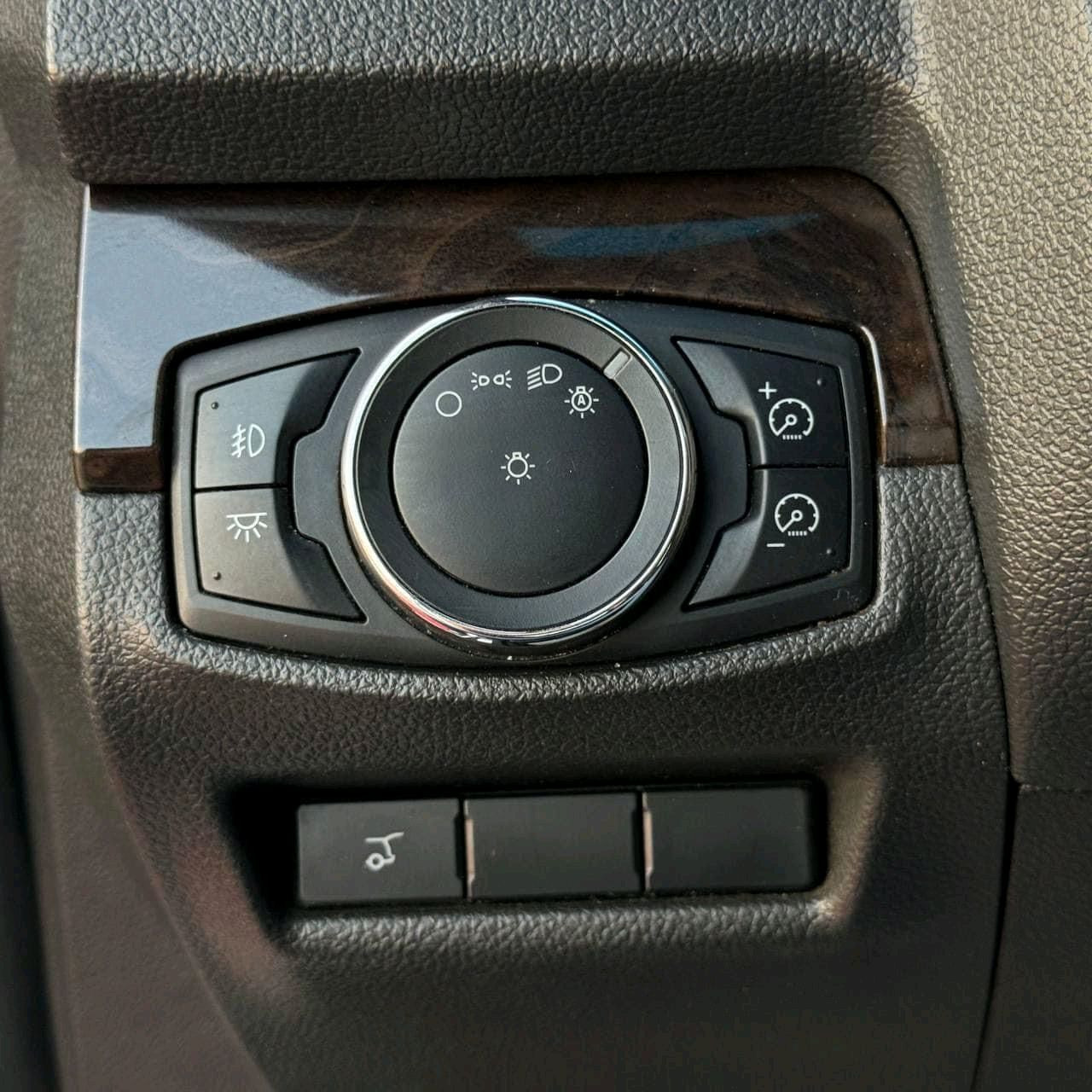 Ford Explorer - Image 11