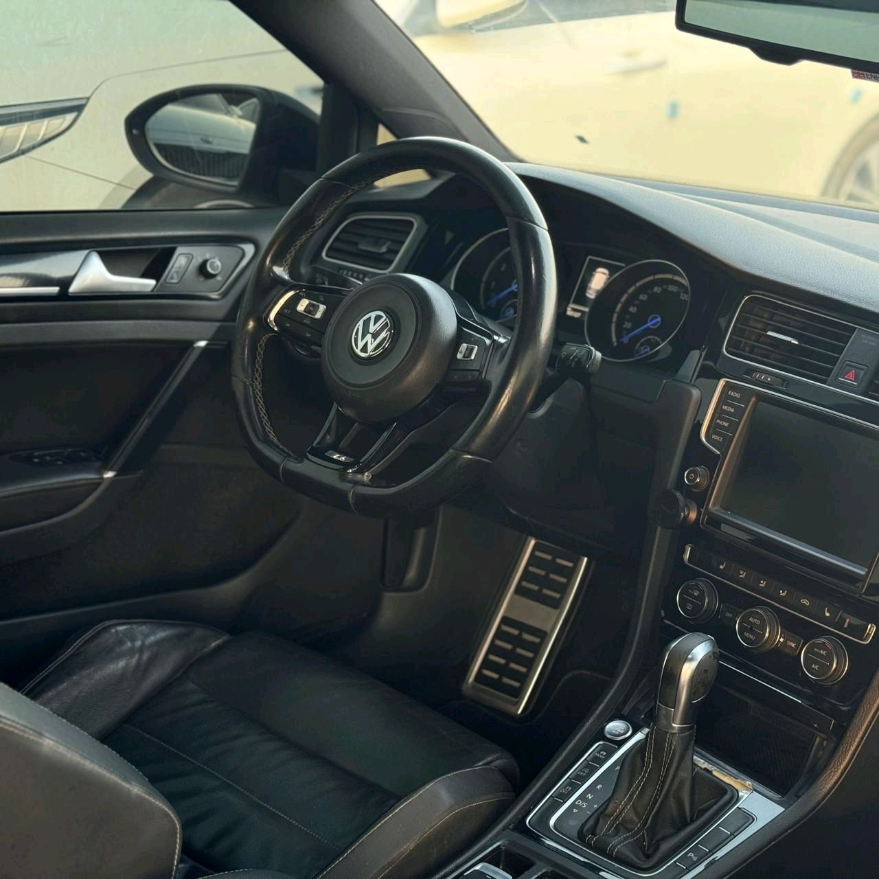 Volkswagen Golf R - Image 8