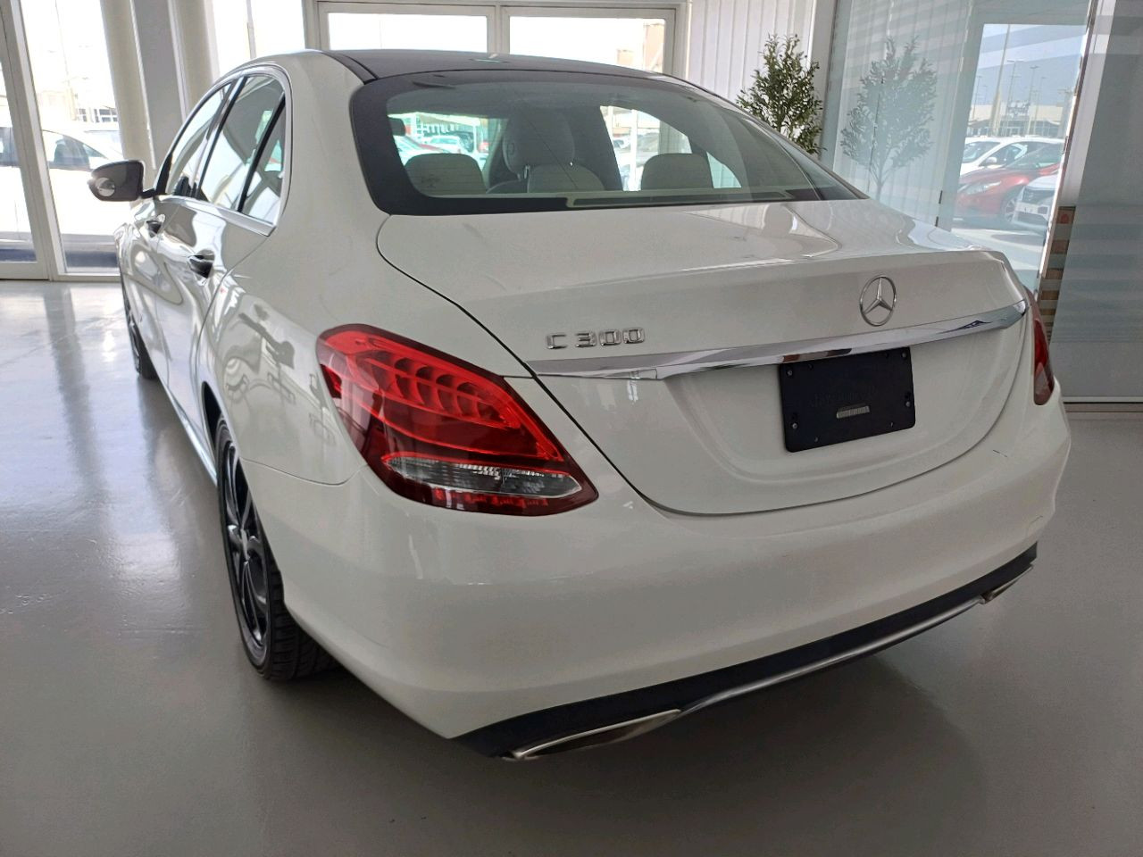 Mercedes Benz S-Class - Image 9
