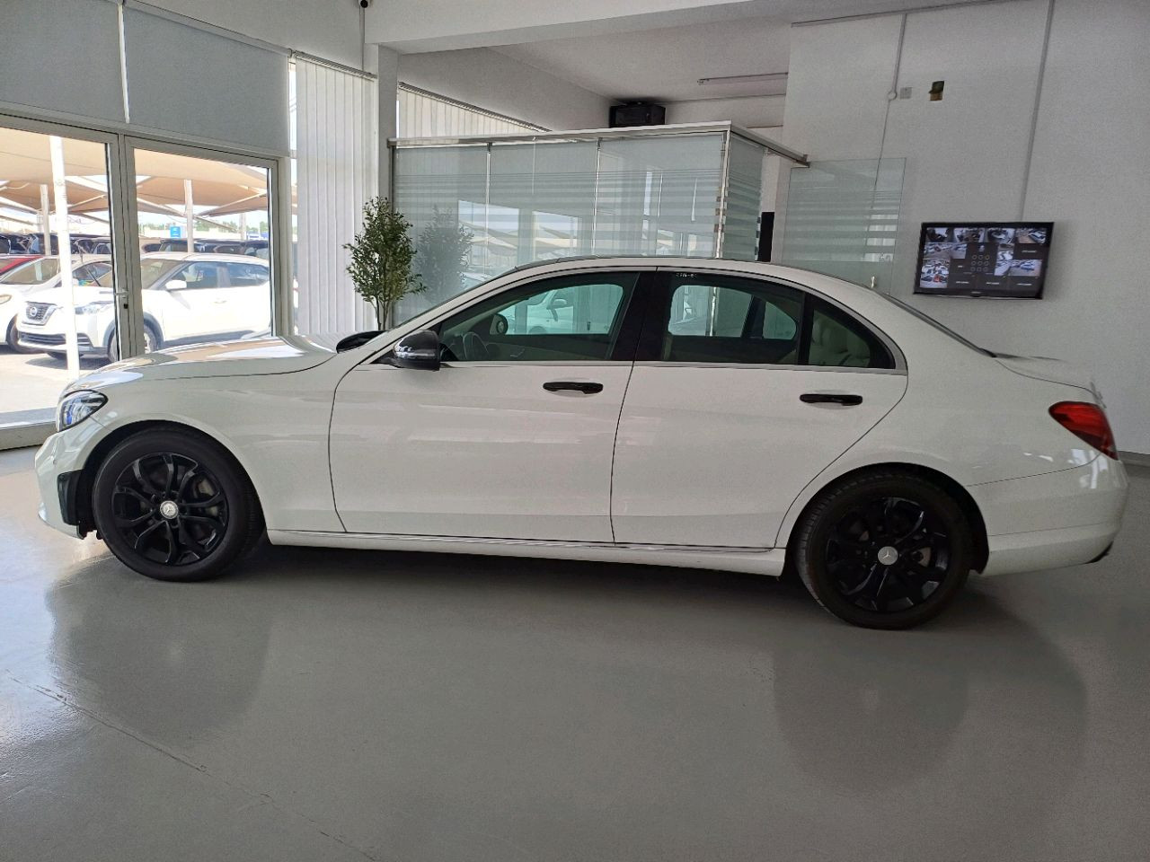 Mercedes Benz S-Class - Image 4